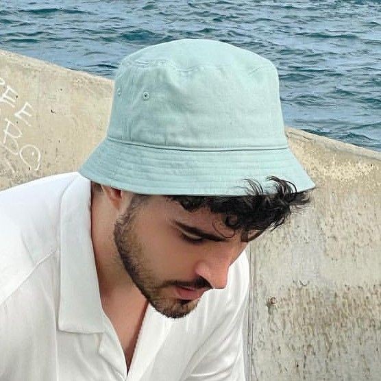 🏴‍☠️  ◞ 𝐀tenção! ៸៸
              𓍢. • • •

oioi!  eu sou o Jão, sim, aquele cantor do hit "Idiota", sabe? to aqui faz um tempinho mas to procurando conhecer novas pessoas e amigos! da fav e rt pra amigar e chegar em mais pessoas. ♡