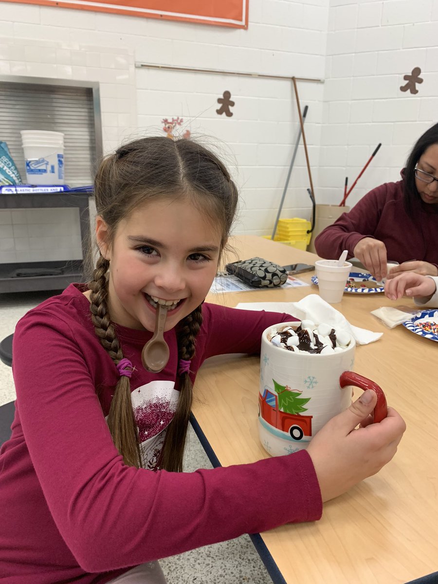ClassWithCronk's tweet photo. Thank you @gesgatorspta and @GlenwoodES for such a fun Cocoa and Cookies event!! My daughter and I had such a fun, delicious night!! We enjoyed our sugar rush and snowball fights too!! 🫶🏻🍫☕️❄️☃️ https://t.co/PuiWIU24Dg