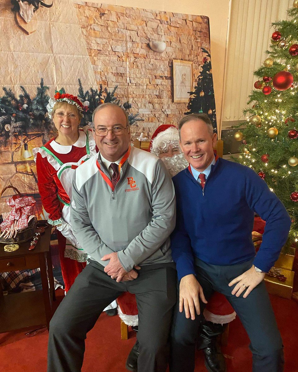 MaryPitera's tweet photo. Last night, @BergenCatholic hosted a ๐ฒ lighting event. I believe I've taken this event job to the next level ๐ค๐คถ๐
Thank you, @oradellfire for getting Santa safely to BC ๐#christmas2022 #hotchocolatebar #smores #reindeerfood #santaclaus #mrssanta
#events #eventplanner https://t.co/q8Rjyu7oiz