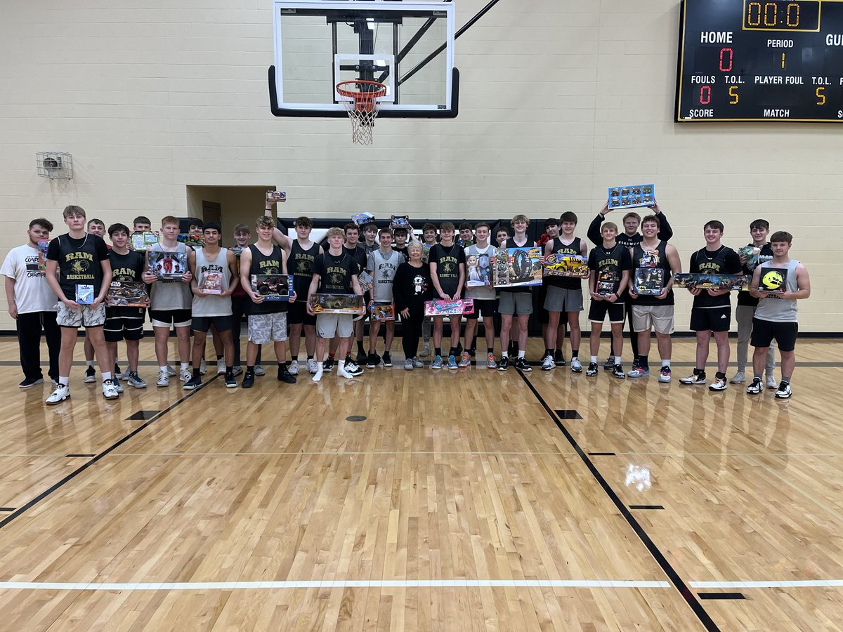 GlenwoodBBB's tweet photo. The 9-12th grade boys basketball program donated toys to the Love Tree today! Great group of guys!!! Happy holidays to everyone! Go Rams! https://t.co/usG0XocKte