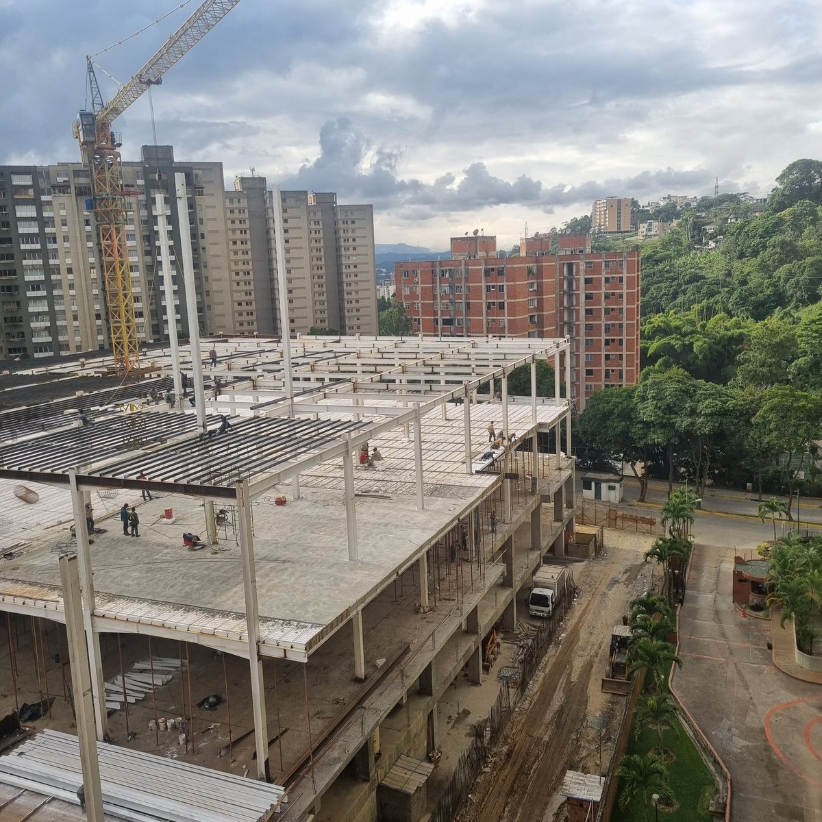 minervadelia's tweet image. No hay problema, tenemos a  #enchufateconTraki, amargandome la vida en El Cigarral, vaciando cemeto hasta media noche, una abominación en la entrada de una urbanización
