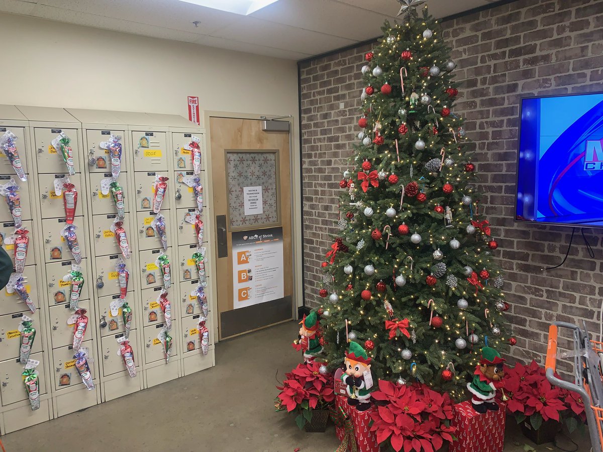 JessicaR_THD's tweet photo. Count down to Christmas @ 2903! https://t.co/iFHASkJ2Am