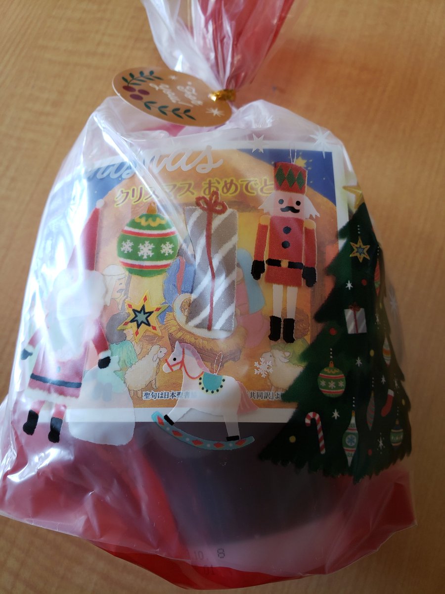 ボランティアの方から沢山の手作りクリスマスプレゼントをいただきました。シェルターやアパートに暮らす皆さんにお渡しします。「皆さんのことを思って作るのが嬉しい」と。ありがとうございます。心から嬉しいです。
その他にも多くのボランティアの方、ピアサポーターの方、支援者の方、　続