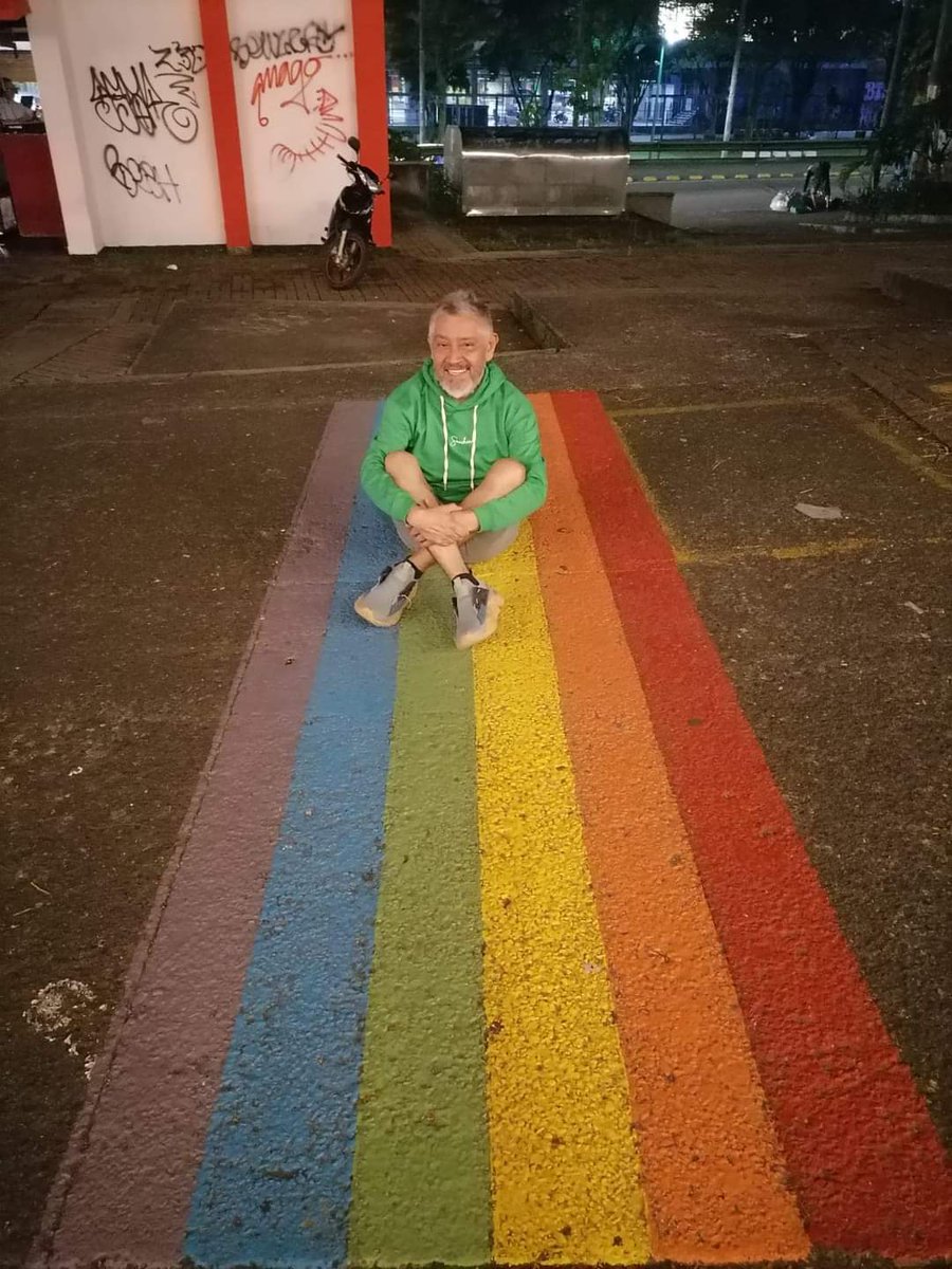 SomosVocesMX's tweet photo. #SomosVoces lamenta el fallecimiento del poeta Luis Aguilar, oriundo de Valle Hermoso, Tamaulipas, acaecido hoy 15 de diciembre de 2022.
Luis Aguilar fue una voz entrañable de la poesía mexicana gay.
Nuestro pésame a su familia y amistades.
Descansa en paz, querido Luis. 🌈💔 https://t.co/RYVXfIeGk5