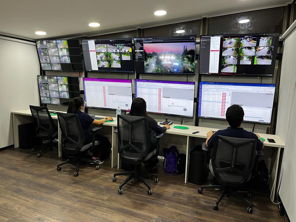 danielapenaloza's tweet photo. Nuevo Centro de Seguridad, sector Apumanque. Equipo especializado, 24/7, “Médicos de cabecera”. Como les contaba, énfasis en comercio ambulante, motos sin ley y robos por sorpresa. Es lo que más nos piden los vecinos y quienes vienen a #LasCondes. https://t.co/zjRQrDfBRt