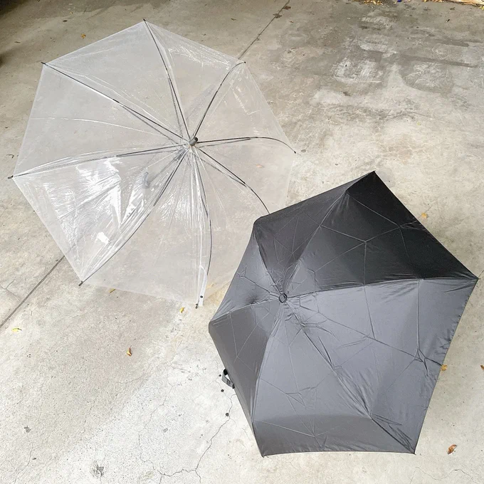 【ファミマ】コンビニのレベル超えてるって!突然の雨でも安心な「天才グッズ」1つあると超便利!ファミマの「はっ水折りたたみ傘」がお洒落でお気に入り!コンパクトになるから、バッグの中がかさばらない◎はっ水力もバツグンで、もはやコンビニレベルを超えてるって! 