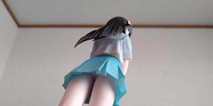 紗枝はんフィギュア
よく見たら上の制服の中は肌なんや

ということは制服の下は何も着ていない……? 
