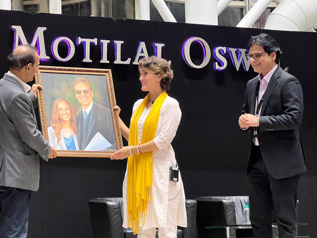 amandaholmes's tweet photo. What a beautiful finale to one of the most eventful years of my life. Thank you @MrMotilalOswal for your kindness, generosity, and the amazing painting!
Last night was only the beginning 😉 https://t.co/TI3vHsLwOw