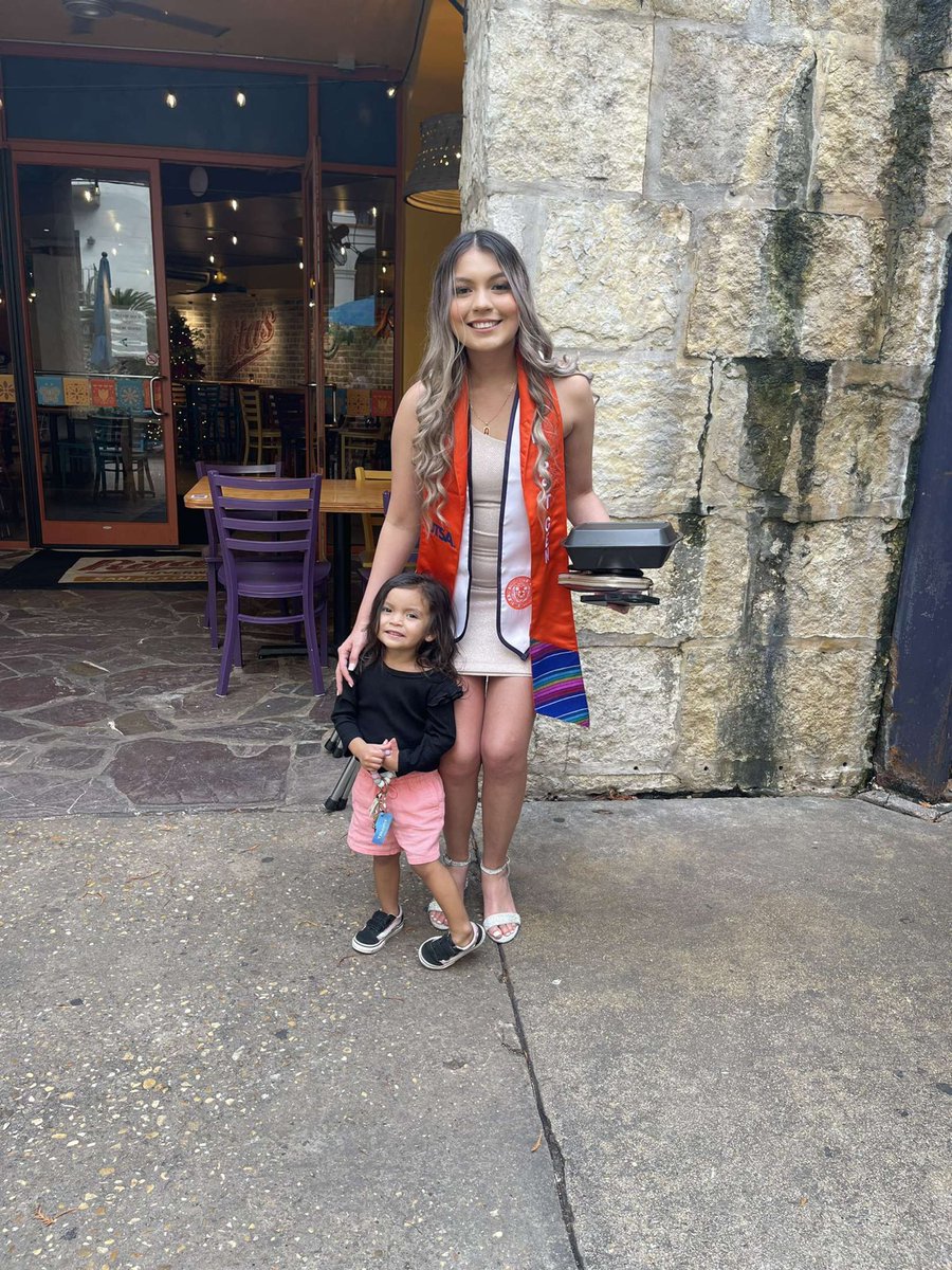 Jenniferr_duran's tweet image. College graduate or whatever 🎓💙🧡#UTSAGrad22