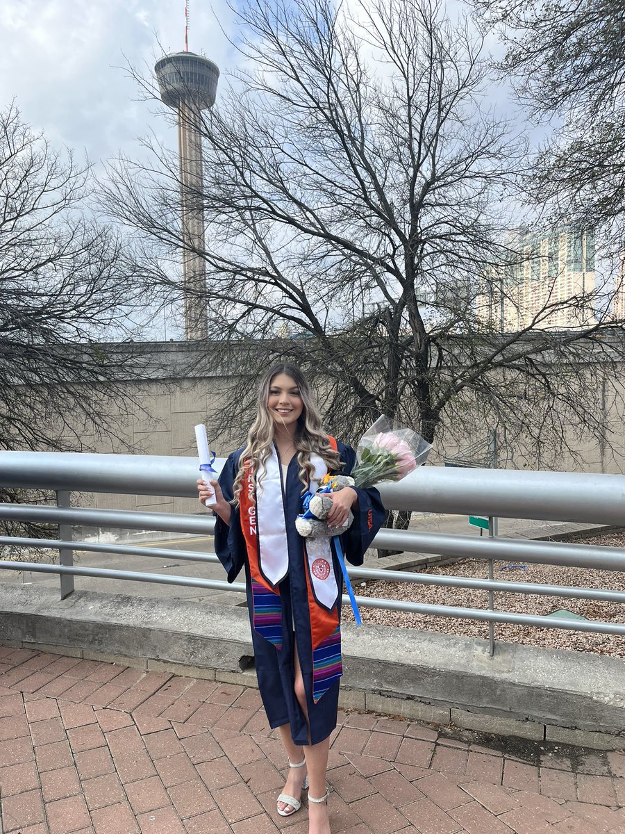Jenniferr_duran's tweet image. College graduate or whatever 🎓💙🧡#UTSAGrad22