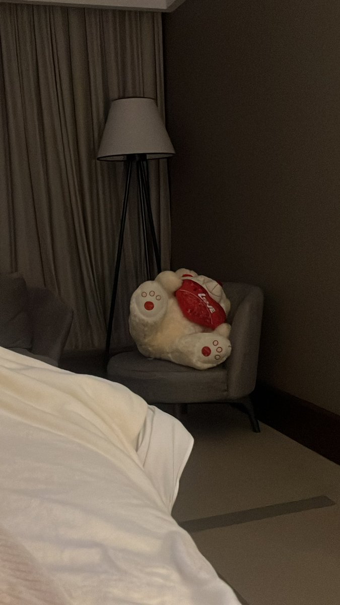 A frase: MANDA QUEM PODE,OBEDECE QUEM TEM JUÍZO. Fez total sentido hoje!!! 

Ps: não demonstre carinho desse tamanho, pense que alguém sempre tem que carregar e esse alguém nunca é a Naiara 😂

Boa noite!