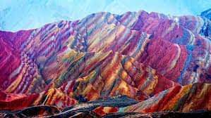 Allah'ın gökten su indirdiğini görmez misin?
 Biz onunla türlü türlü renkte ürünler yetiştirmiş; dağlarda da beyaz, kırmızı, siyah ve türlü renkte yollar varetmişizdir. (27)
İnsanlar, yerde yürüyenler ve davarlar da böyle türlü türlü renktedirler..... (28)FATIR S.