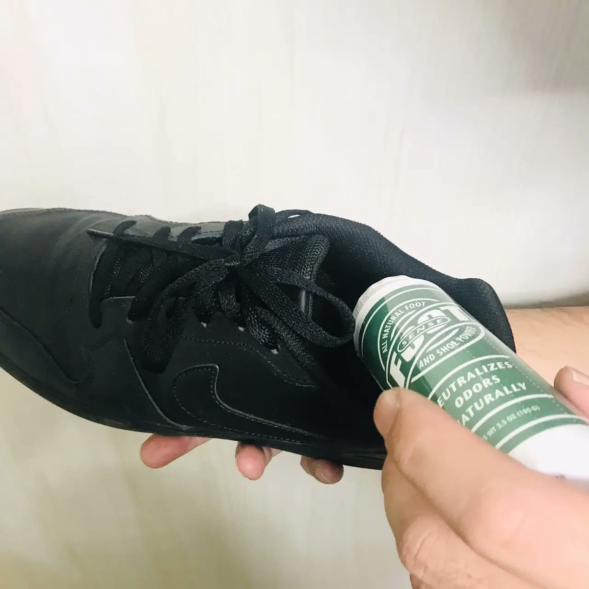 machinegun_yk's tweet photo. [靴専用強力消臭パウダー Foot Sense]⁡
⁡「ニオイが消える！？魔法の粉！？」⁡
⁡Instagramでも話題の靴専用強力消臭パウダー ⁡Foot Sense✨
⁡パッと振りかけ🎵パッと消臭🎵⁡
家に帰った時に振りかけておけばOK！翌日のお出かけのときには、清潔に快適に一日をスタートできます🌿
#FootSense https://t.co/V0thxIVQiH