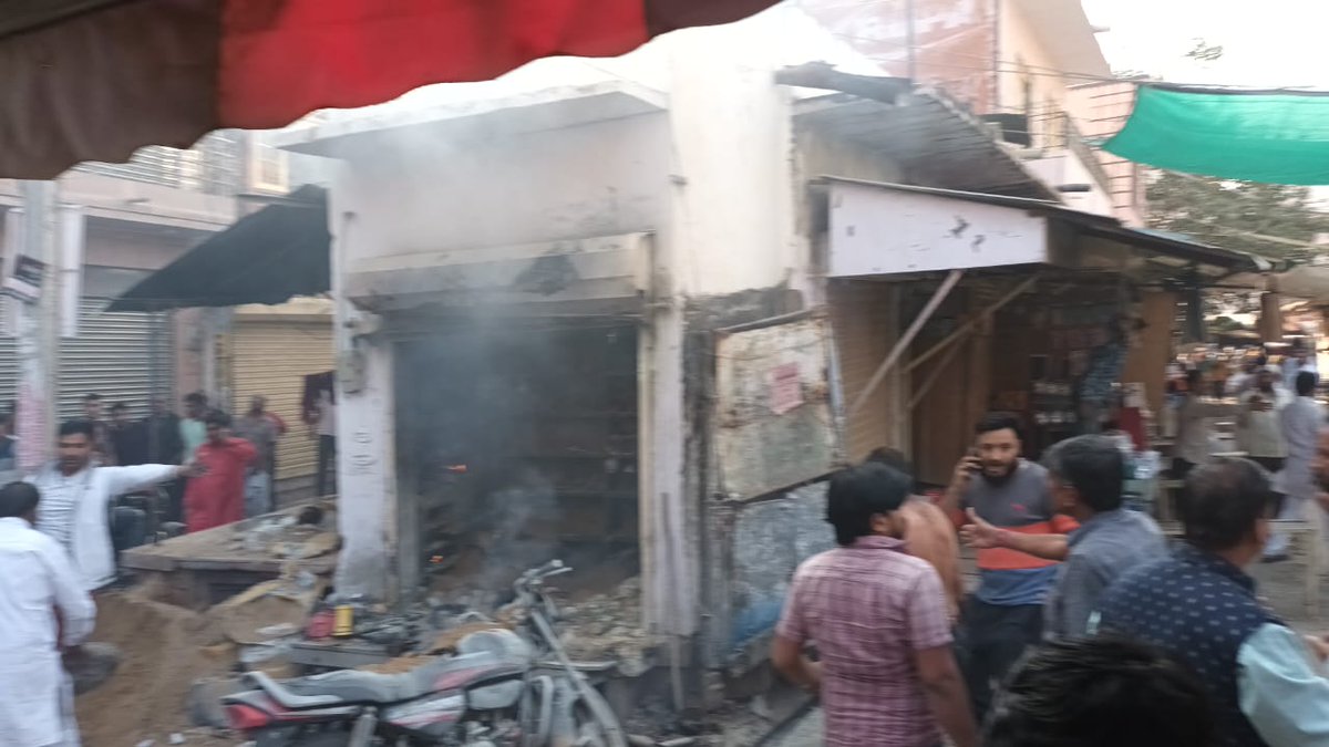 #नागौर: #मेड़ता शहर में भीड़भाड़ वाले इलाके में विस्फोट का मामला

तीन मौत हो जाने के बाद भी पुलिस अब तक नहीं कर सकी घटना का खुलासा,
क्यों अब तक दर्ज नहीं हुई Fir❓
आखिर क्यों 2 सप्ताह बाद भी आग लगने के ......1/2
#Nagaur
<a href="/PintuZee/">Pintu Jangid Merta / पिन्टु जॉंगिड़ मेड़ता</a>
<a href="/NagaurPolice/">Nagaur Police</a>
<a href="/PoliceRajasthan/">Rajasthan Police</a>