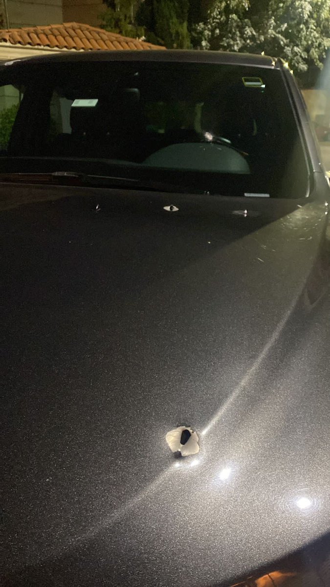 CiroGomezL's tweet image. Agradezco sus mensajes. Me salvó el blindaje de la camioneta. CGL