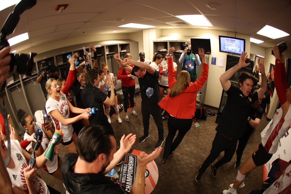 LouisvilleVB's tweet photo. WE'RE GOING TO THE NATIONAL CHAMPIONSHIP!

#GoCards x #NCAAWVB https://t.co/fDzoH0jSFE