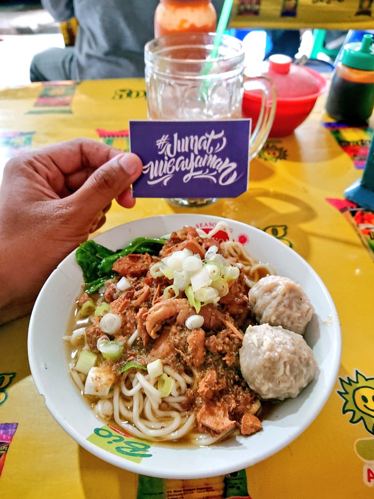 NurSetoAji's tweet photo. #JumatMieayaman berteduh ke Warung Bakso &amp; Mie Ayam Pak Sarwan area Krapyak untuk santai siang yang well dengan paduan mie ayam dan bakso urat wenak pokoke, ayamnya ndak pelit lur. Cocok ro hawane mampir ngemie sek biar bisa gasin lagi!!!

https://t.co/7BcPmZBiwb

@InfoMieAyamYK https://t.co/ss6xKYXDJR