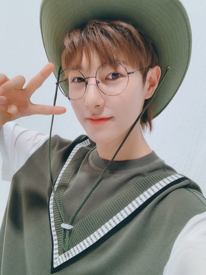 cielvault's tweet photo. 𝚈 cambiando rápidamente mi 𝚘ufis, tenía que usar algo que fuera con las vibes del #fr𝚔lāssㅡto𝕨ørld⁩ 🔭 porque si tengo que hacerle 𝕤upport a esto chiquitos, que sea con los trapitos más limpios de la casita caótica, of course. 

𝚓ack-𝚙ot ☆ 𝚔iyoshi, ♡. https://t.co/VQb6mw0Chb