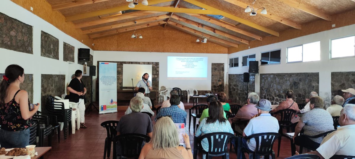 MOPCoquimbo's tweet photo. #Salamanca Director Gral. de Aguas #DGAMOP Rodrigo Sanhueza, entregó resultados de la construcción del registro de comuneros del sistema hidrogeológico de aprovechamiento común #Chalinga.
52 usuarios de agua formarán parte de la Comunidad de Aguas Subterráneas de Chalinga.👍💧 https://t.co/Us9bV1CVdN