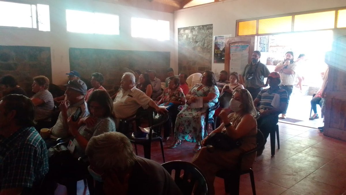 MOPCoquimbo's tweet photo. #Salamanca Director Gral. de Aguas #DGAMOP Rodrigo Sanhueza, entregó resultados de la construcción del registro de comuneros del sistema hidrogeológico de aprovechamiento común #Chalinga.
52 usuarios de agua formarán parte de la Comunidad de Aguas Subterráneas de Chalinga.👍💧 https://t.co/Us9bV1CVdN