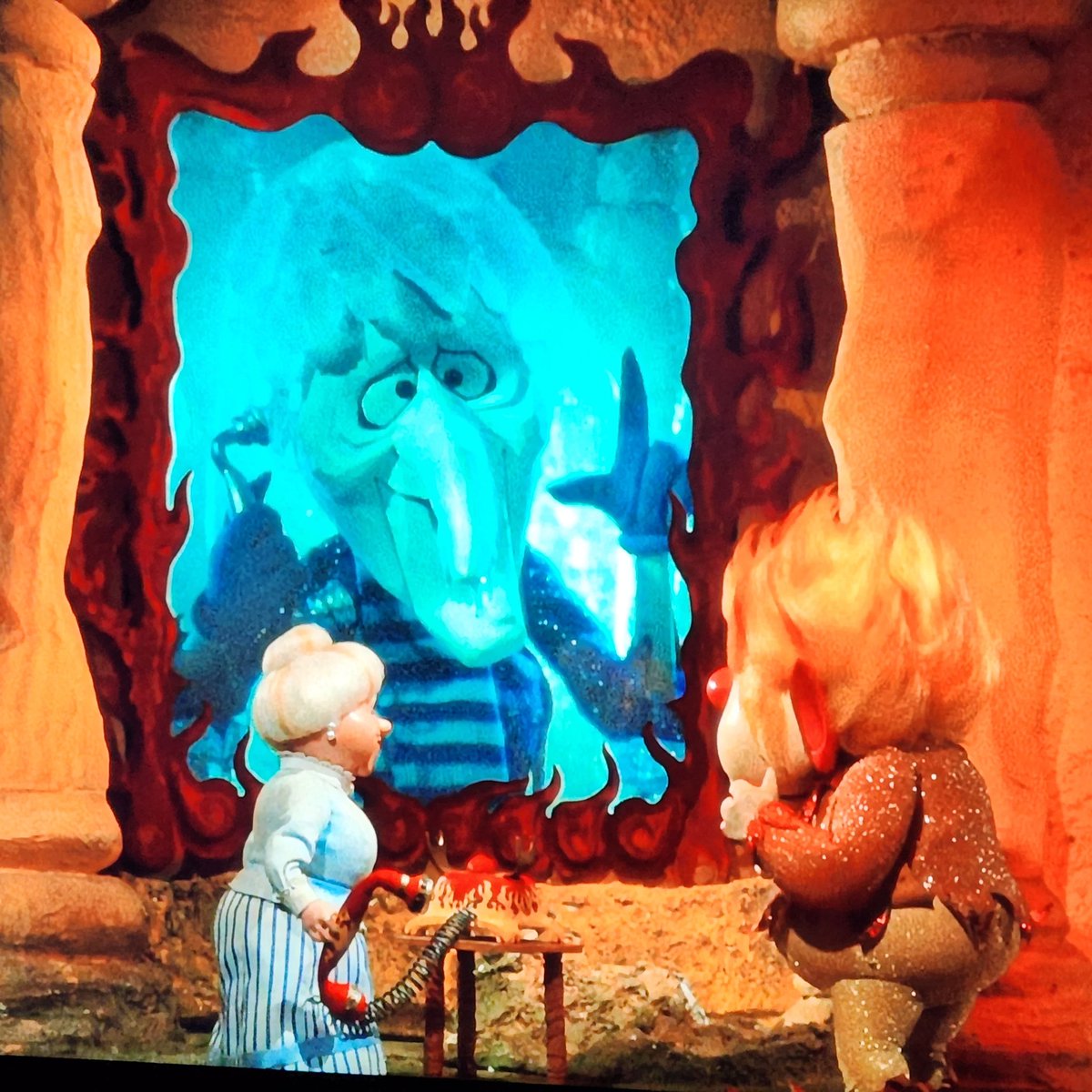 FamLifeAgency's tweet photo. Look! They had Zoom before it was even invented yet! Comment if you love this movie. #ChristmasMovie #familymovienight #heatmiser #coldmiser #holidays2022 https://t.co/at0A9u5XC6