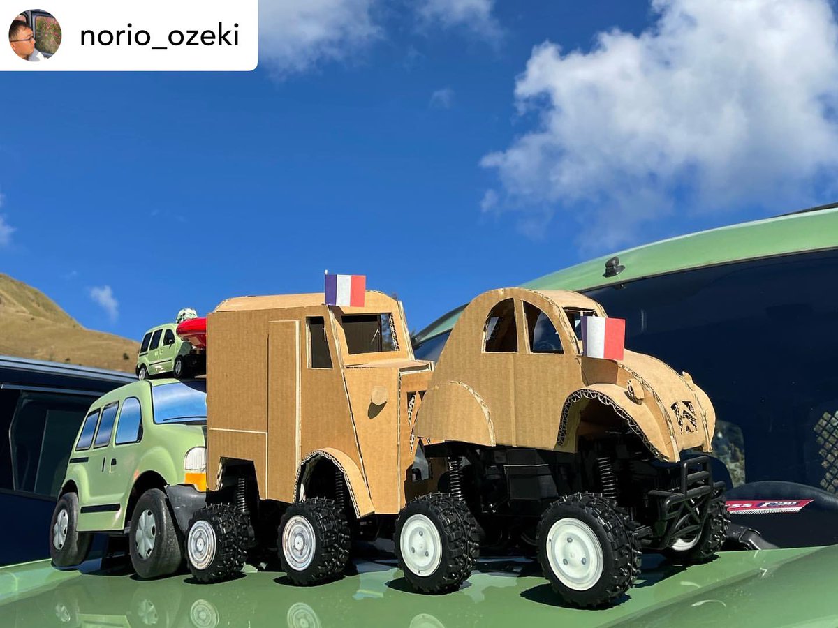 FBM_official's tweet photo. リポストFBM2022

https://t.co/7PRUO1kLAU

大きな大きな景色のなかではまるでミニカーのように見える2CV。可愛い...!!ダンボールカーもナイスです！ https://t.co/1b0tz03Qj4