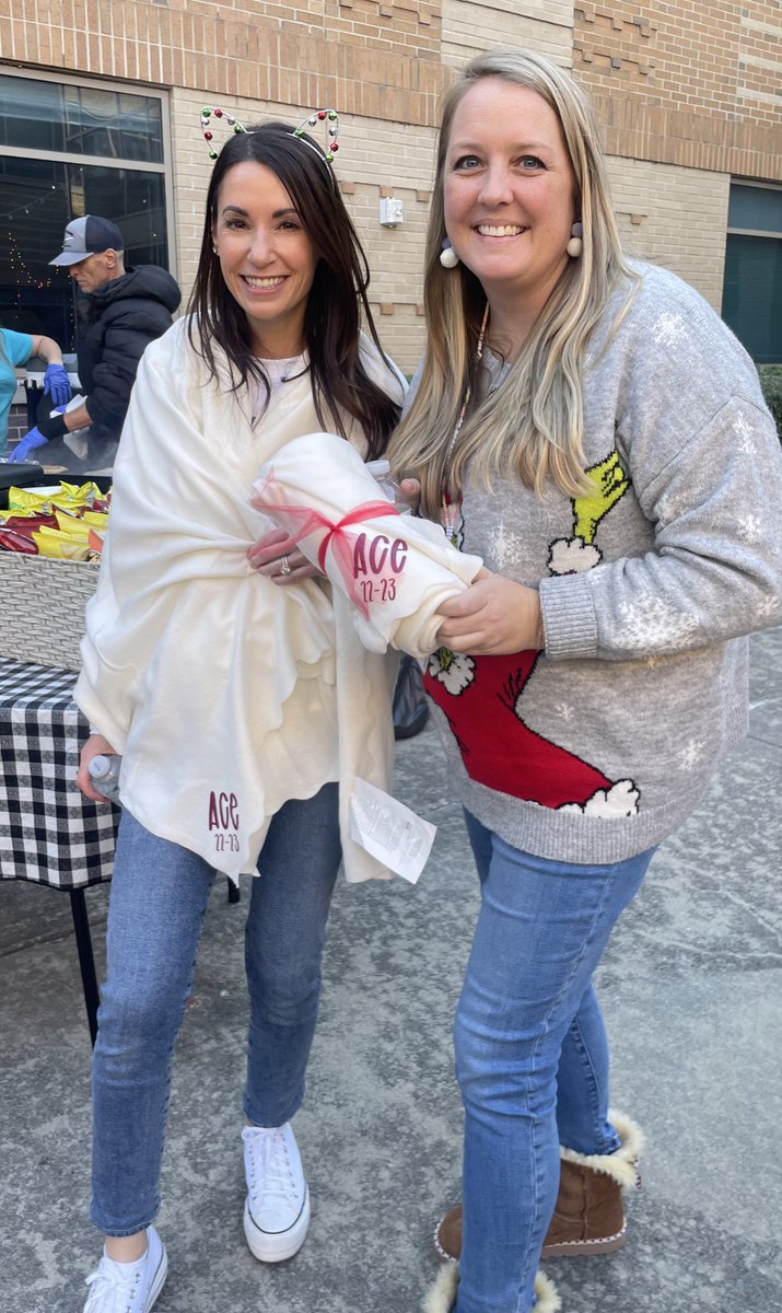 courtneyjwright's tweet photo. It was an #ACEmazing party @AudeliaCreek today with music by the #trapperkeepers and food from #thehamburgerman! Thank you @sharon_erickson for a fun way to end the year! #risdbelieves @berickso1 @jamie_valz @msjohnson_risd @AutumnUrton @V_Valle207 @MsBevington @RachelLemme https://t.co/AiNtp8GZHz