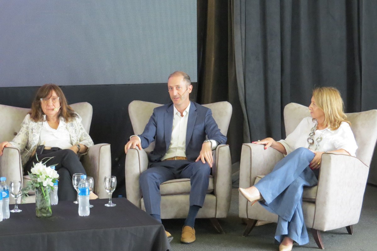 BaimaMarina's tweet photo. En el panel “Pilares de la Innovación: El clúster biotecnológico de Rosario”, moderado por @carfreytes, rescato: #RaquelChan @IAL_CONICET rompiendo binomios, no sólo más empresas como @grupobioceres, que son las "Messi" sino de distintos tipo de jugadores en el territorio. https://t.co/ah8LO35KYv