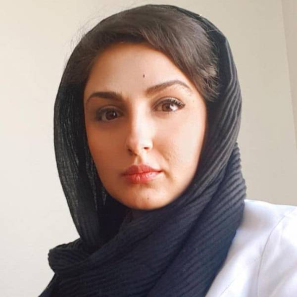 shahrak_ekbatan's tweet photo. دکتر #آیدا_رستمی ۲۱ آذر از کلانتری #اکباتان تماس میگیرن با خانواده میگن تصادف کرده و فوت شده
در صورتی که وقتی میرن جنازرو میبینن یک طرف صورت له شده و یک دست شکسته و چشم چپ تخلیه شده بوده
آیدا به همراه چند نفر دیگه میرفتن خونه مجروحین اعتراضات و درمان میکردن و  شناسایی شدن https://t.co/tY0SGAsZIt