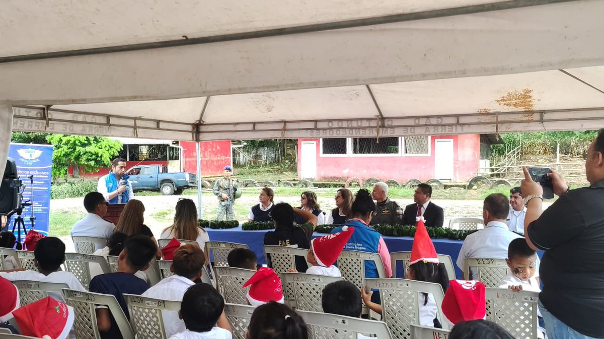DHumanoEc's tweet photo. #Tena | El #MIES en coordinación con @FuerzaAereaEc, realizaron el agasajo navideño a niñas, niños y familias vulnerables de la parroquia #Cotundo. Además, se entregó kits de alimentos, ropa y juguetes. 
#SolidaridadSinMendicida https://t.co/CkgQGrdzOR
