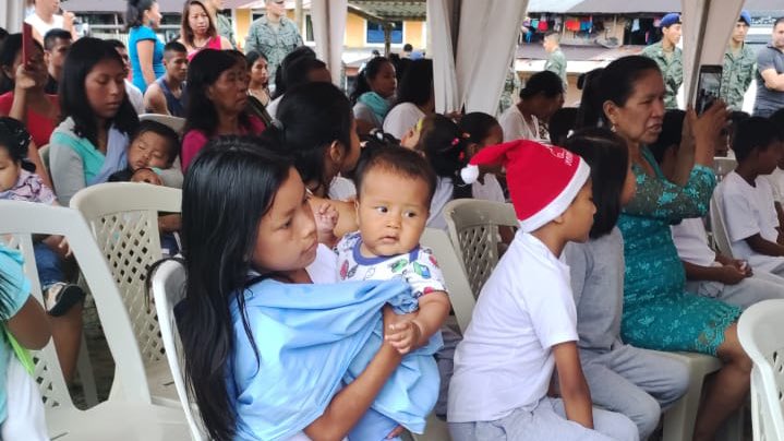 DHumanoEc's tweet photo. #Tena | El #MIES en coordinación con @FuerzaAereaEc, realizaron el agasajo navideño a niñas, niños y familias vulnerables de la parroquia #Cotundo. Además, se entregó kits de alimentos, ropa y juguetes. 
#SolidaridadSinMendicida https://t.co/CkgQGrdzOR