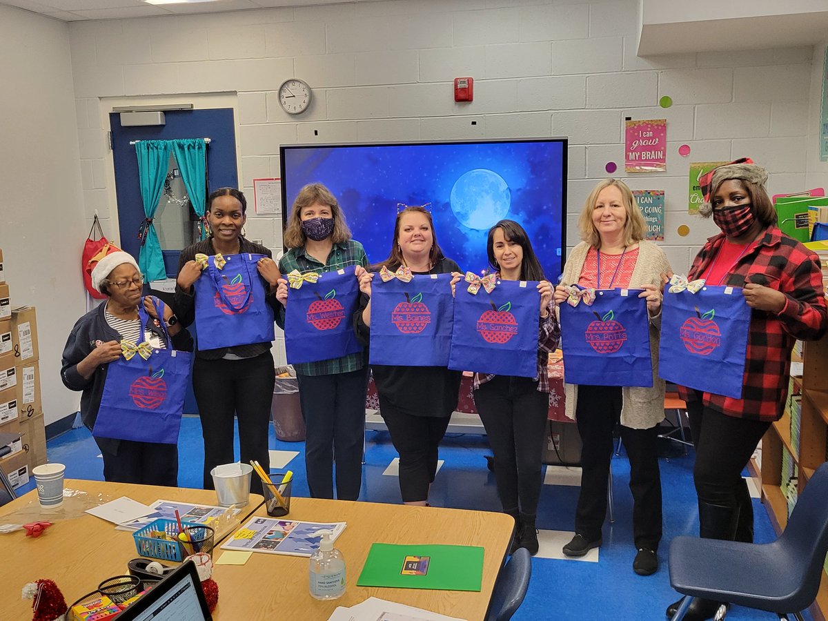 kriscamp70's tweet photo. Tis the season for giving. Pre-K - 1st grade teachers received a personalized tote bag created by our very own @nikinikay.
#CreateraMetaRoom
@OVIEWBEARS https://t.co/qpp7ybvlZ2
