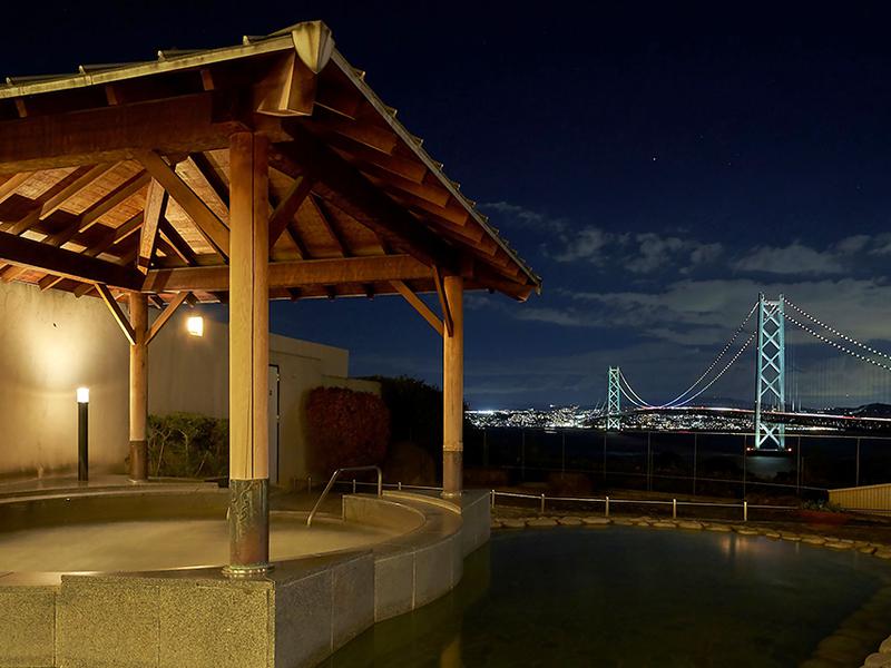ogc_momo's tweet photo. 淡路島北端の高台に位置する絶景が自慢のお宿♨
露天風呂に入りながら明石海峡大橋や神戸の街の夜景を見ちゃお～！
露天には泡風呂やジェッ���バスも…🤤

《美湯松帆の郷》
https://t.co/GqwbBFGNd9

★シオリちゃんの写真は別場所の撮影した時のだよ～！

#温泉
#onsen
#兵庫
#淡路 https://t.co/u3mXOHwgKa