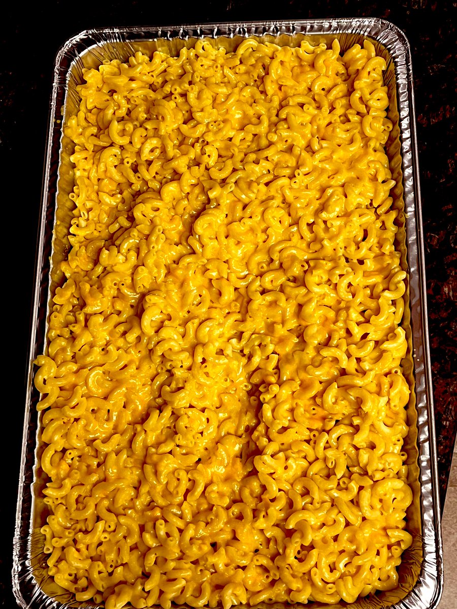 AndrewEDUTX's tweet photo. Just finished a pan of mac and cheese to feed 50. And incidentally, new phone wallpaper? https://t.co/UHE0MiN2h5