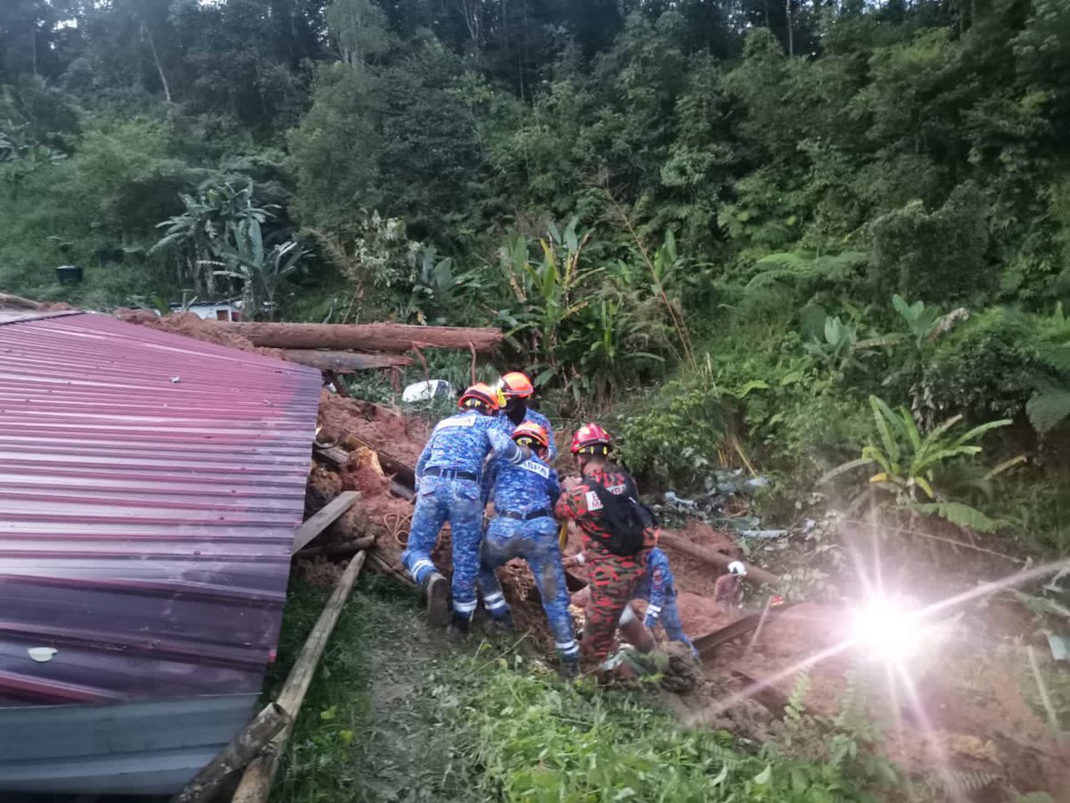 mynadma's tweet photo. 16 Dis 2022 - KEJADIAN TANAH RUNTUH DI FATHER ORGANIC FARM, BATANG KALI, SELANGOR.

Setakat jam 9.15 pagi, seramai 92 mangsa telah ditemui. Hasil siasatan mendapati 53 mangsa yang ditemui selamat, 7 cedera dan 8 mangsa meninggal dunia. Sehingga kini operasi SAR masih diteruskan. https://t.co/yhV9oGCmLg