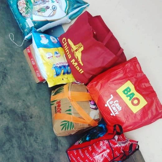 tene_nasser's tweet photo. Notre passage dans un Orphelinat dans la ville de Douala Cameroun à redonné goût à ces petits bouts de chou. Nos apports en vivres https://t.co/p1n5yR6IS5