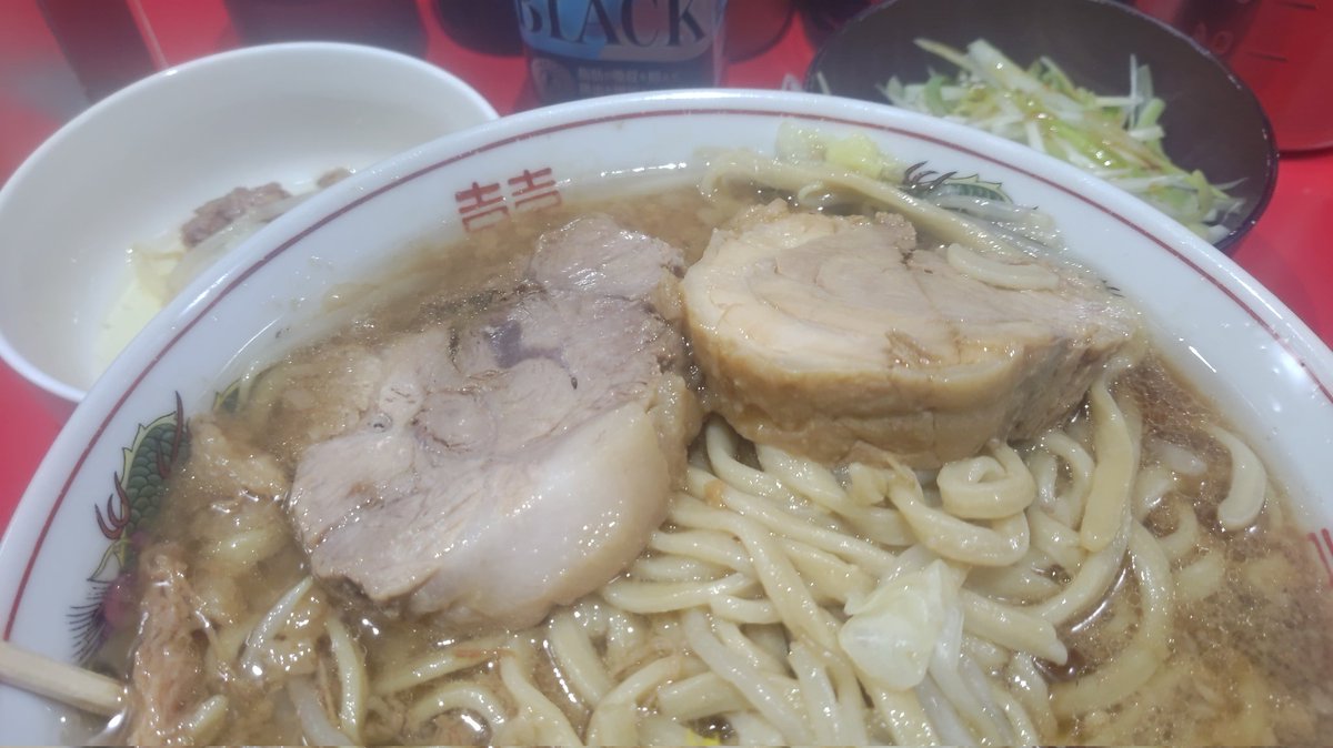 Boss222C's tweet photo. 昨日の夜🍜

小アブラカラメうずら生卵ネギ＠千葉

スープは熱々非乳化がいい～♪
麺はツルモチでいい～♪
ブタはバラよりウデがいい～♪
しみじみ啜ればしみじみとぉ～思い出だけが 行き過ぎる～♪
涙がポロリとこぼれたら～歌い出すのさ 二郎唄を～♪

ごちそうさまでした☆

#ラーメン二郎千葉店 https://t.co/3J0MvhMCOv