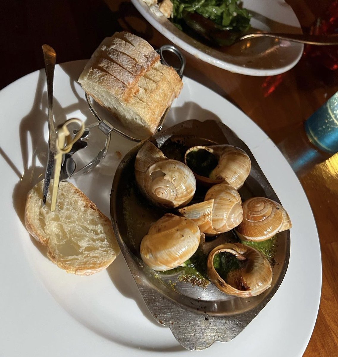 EXMF96's tweet photo. Escargot Persillade. So French, so good. Perfect with a Bordeaux.
#escargot #frenchfood #persillade #hotfood #excusemyfrenchnyc #nyc #frenchrestaurant #butter #oliveoil #parsely #garlic #loveatfirstbite #happytummyhappyme #eatingnyc #spoonfeed https://t.co/g53wB367E2
