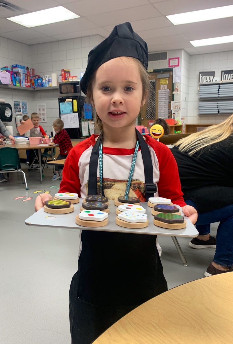 MPreschoolers's tweet photo. Enjoying the Holiday Bakery! 🍪🎅🏼🧁#dramaticplay #littlezeps #preschool #gozeps #Christmas #bakary #misstaylorsclass https://t.co/OgwyehKVrl