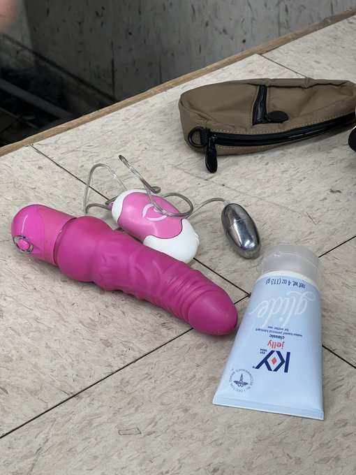 We found this at our job, amongst the donations 🤣 https://t.co/IhTSAbVP6k<a href="/tag/pokemon"class="tags"><span>#pokemon</span></a><a href="/tag/pokemonlegends"class="tags"><span>#pokemonlegends</span></a>