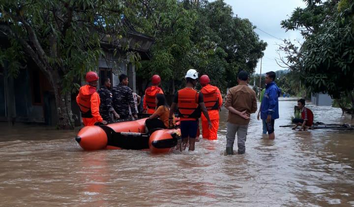 Sebanyak empat kelurahan di Kabupaten Natuna Kepulauan Riau dilanda banjir pada Rabu (14/12). Banjir terjadi pasca wilayah tersebut diguyur hujan deras pada pukul 11.00 waktu setempat. Selengkapnya: bnpb.go.id/berita/empat-k… #BanjirNatuna #BNPBIndonesia