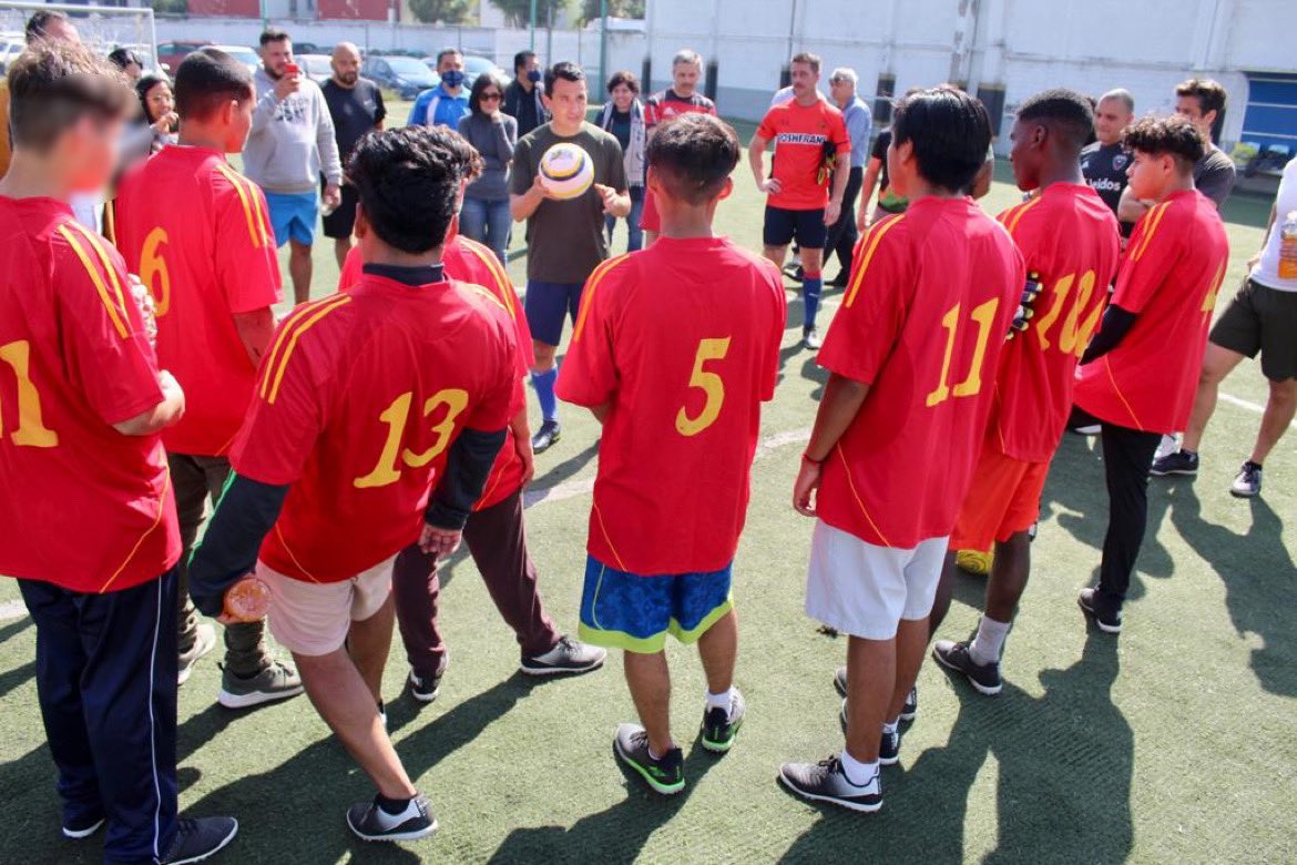 DIF_NMX's tweet photo. ¡Esta mañana recibimos la visita de @USNorthernCmd! 🥅

Los adolescentes de #CAHOVA e integrantes del Comando Norte EUA jugaron una cascarita de fútbol. 

Ganó la convivencia, el compañerismo y el juego en equipo. 👏🏽⚽️ https://t.co/ZQp5Kd8Fxn