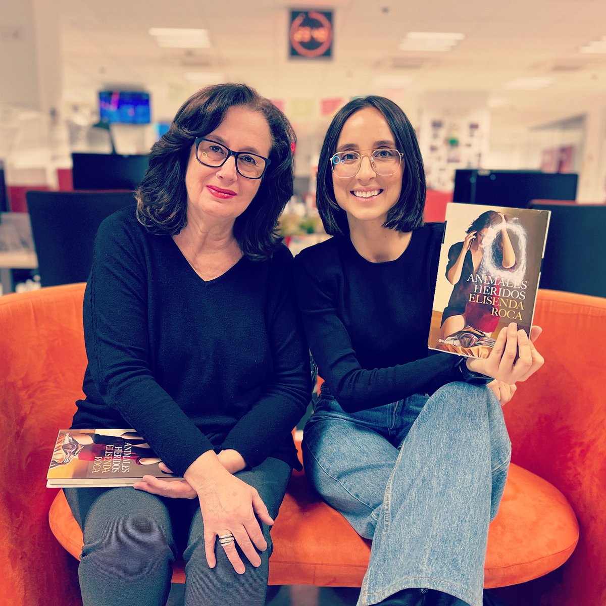 JuliaVarela__'s tweet photo. MAESTRA! @elisendastone vuelve a la radio de noche para hablarnos de su novela #AnimalesHeridos Puedes escucharla de nuevo en @rtveplay Gracias, querida Elisenda. Los despiertos y despiertas de la madrugada te echaban de menos 🌙 https://t.co/WAUERfUf1x