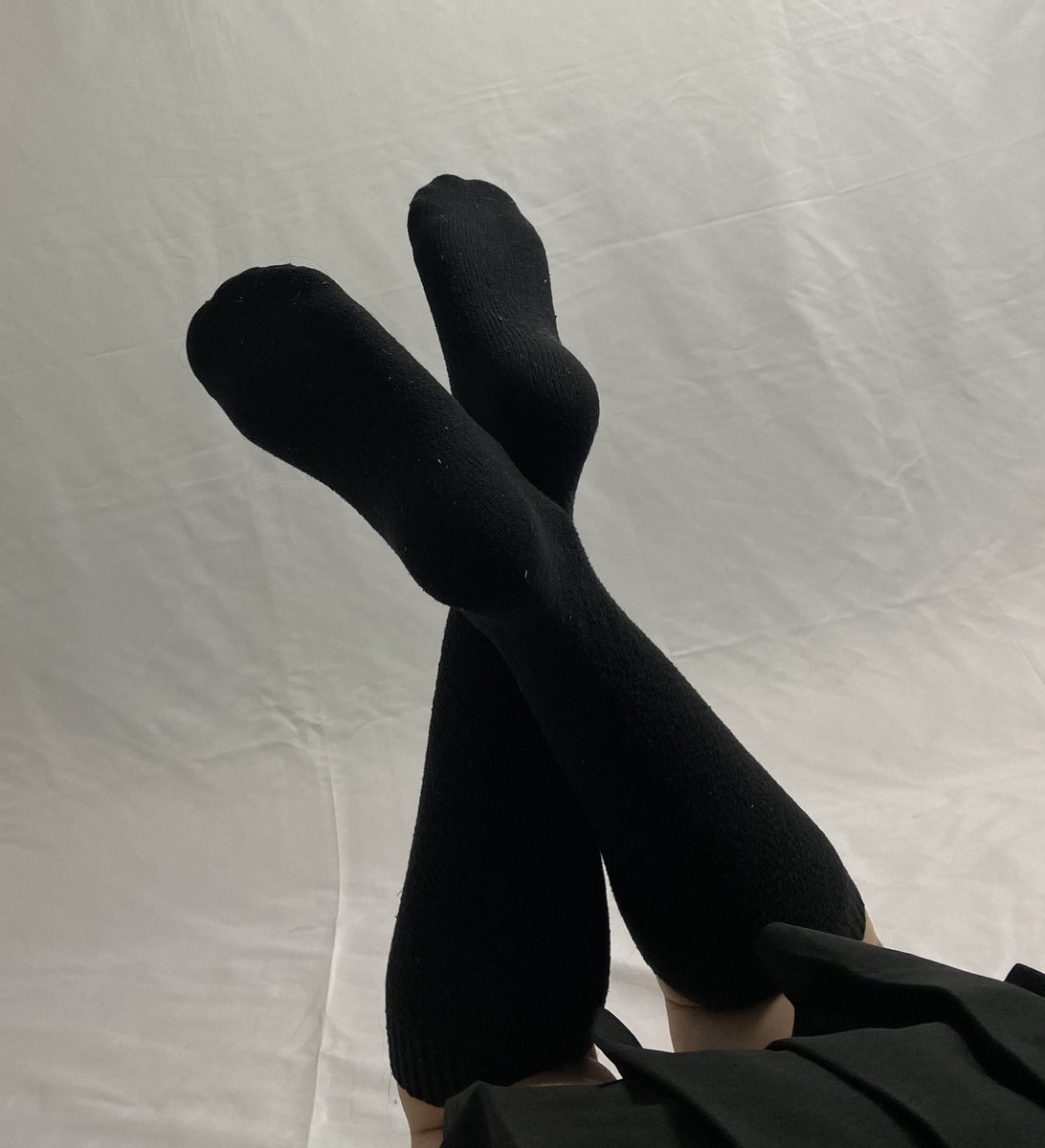 yourmasterbee's tweet photo. Sorry everyone I’ve been very busy, but here’s a leg pic ;) https://t.co/6dE3lefBiI