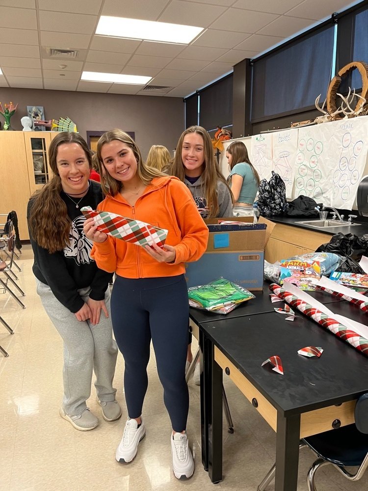 M19_MHS's tweet photo. Members of MHS Student Council, National Honors Society and Beta club, earned service hours by wrapping gifts for the Mascoutah Police Benevolent Association. The MPBA purchased gifts for 5 families in Mascoutah this Christmas. #OneTeamOneTribeOneFamily #MHSTheHighSchoolOfChoice https://t.co/fgwdPjEzfv