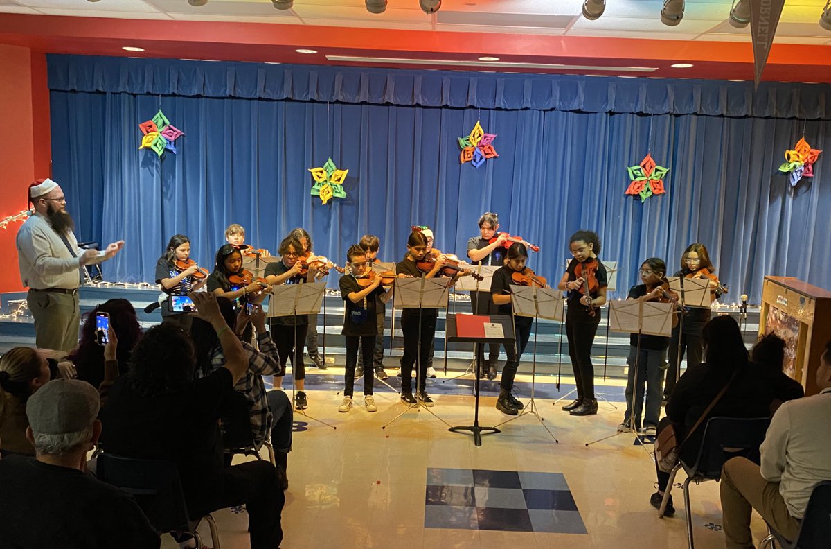 NISDKnowlton's tweet photo. Our spectacular Knights at our annual Sights &amp; Sounds of Winter Night Performance! ❄️ ¡Nuestros Caballeros espectaculares en nuestro programa anual de vistas y sonidos de invierno! 💙 #corazonesigKNIGHTed #RootEdKnowlton @NISDZachry @BBR_KnightMusic https://t.co/VfDiUQReNn