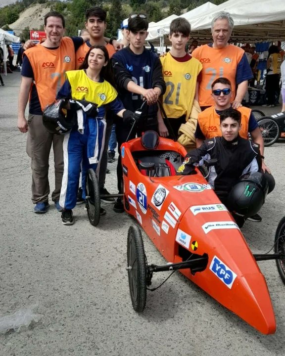 EEST3DFSGP's tweet photo. Felicitamos a la alumna Micaela Grisel Moyano, alumna de 6º9º de la Tecnicatura en Electromecánica, por haber ganado el 1er Puesto en el Sprint Femenino, como Piloto del Auto 21 representando a la EEST Nº3 en el Desafío Eco 2022 que se realizó en San Carlos de Bariloche. https://t.co/uT5h8BfBy4