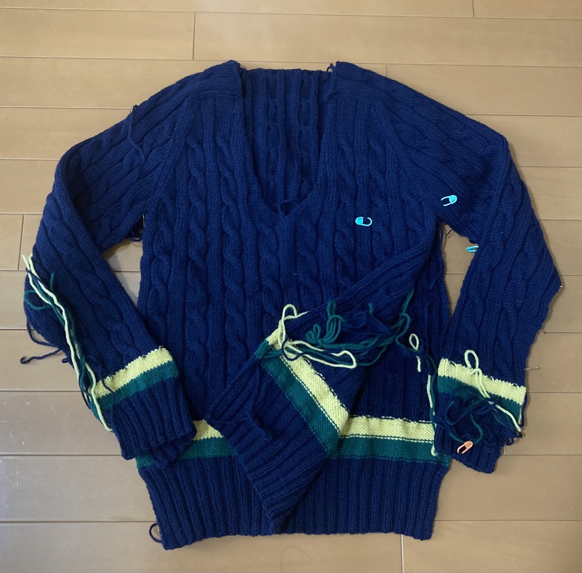 nao_knitting_'s tweet photo. #編みかけ見せて
三國万里子さん『編みもの修学旅行』のクリケットセーター。
あと、わきを綴じて襟ぐりを編めば完成なんだけど、力尽きて放置中…。
とじはぎ苦手🥲 https://t.co/ppUpgIazKK