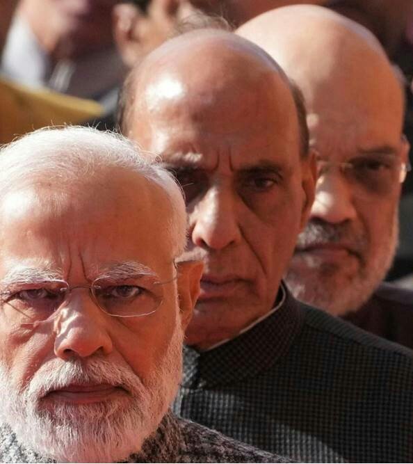 समझ नही आ रहा कि चीन को आंख दिखा रहे हैं या फेयर एण्ड लवली का प्रचार कर रहे लोग कि आओ चीनीयों गुलाबी गालो को छुकर देखो