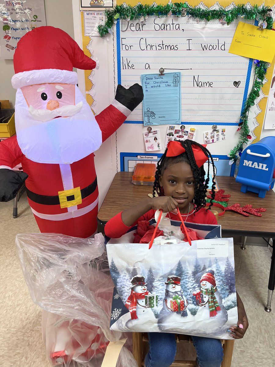 BellfortECCHISD's tweet photo. The H.I.V.E. 💛🖤came alive today thanks to our amazing Wrap around specialist @ACottonabc and Houston Young Lawyers Foundation 👨‍⚖️👩🏽‍⚖️! Every bumblebee 🐝went home with multiple donated gifts 🎁 and for that we are so grateful! 🫶🏽@MrsBrown_J @HISDSupe @TeamHISD https://t.co/Hvc3EnGYoL